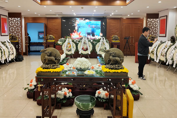 在八宝山殡仪馆某厅为已故老人举办告别仪式