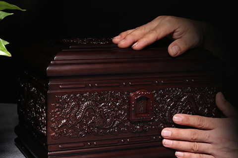 北京天顺祥家实体店非洲小黑檀骨灰盒便宜的多少钱?什么木?防腐怎样?