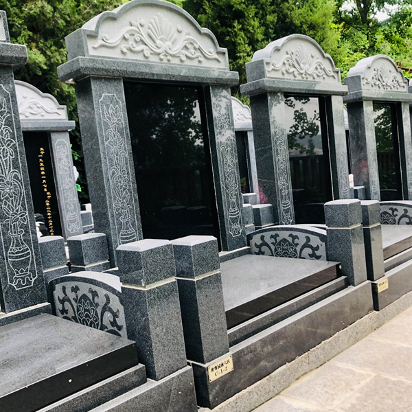 世尊园南六C区官帽立碑