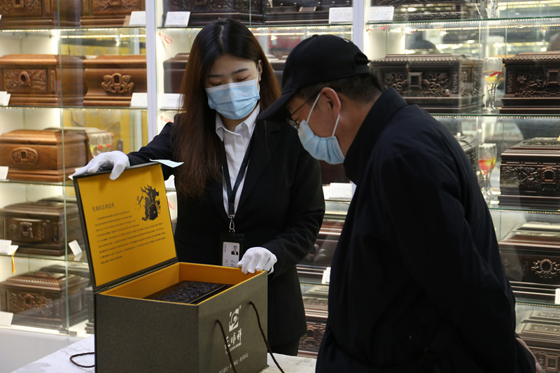 店铺专员为客户介绍产品