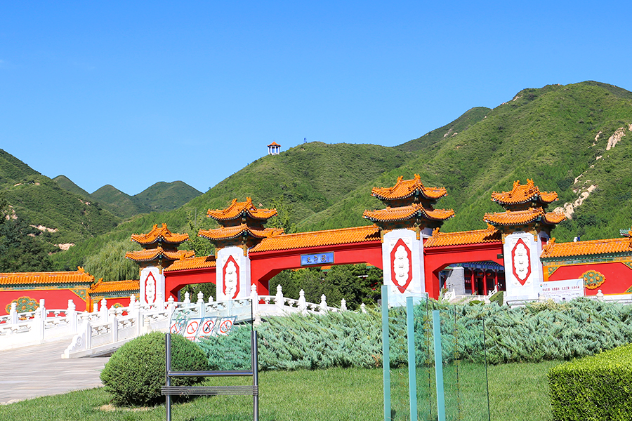 天寿陵园门口处