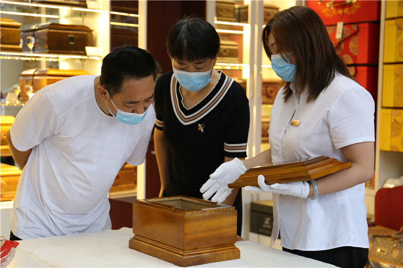 为客户介绍产品