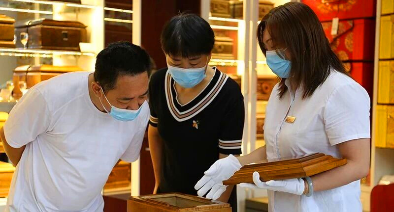 为客户讲解骨灰盒 为客户讲解骨灰盒