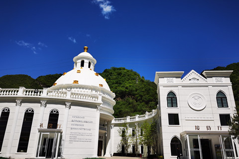 北京正北,长城脚下,这座藏在山林里的陵园,去过的都说＂不像陵园＂