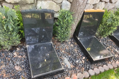 北京九公山长城纪念林折叠碑：合是安静,开是怀念